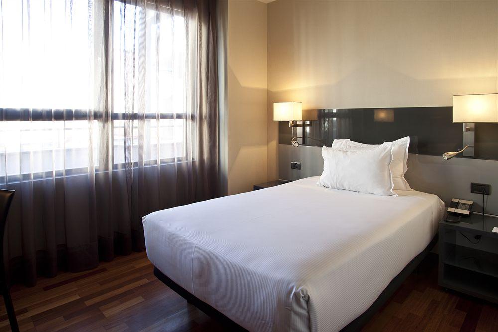 Ac Hotel Avenida De America By Marriott Madrid Bagian luar foto