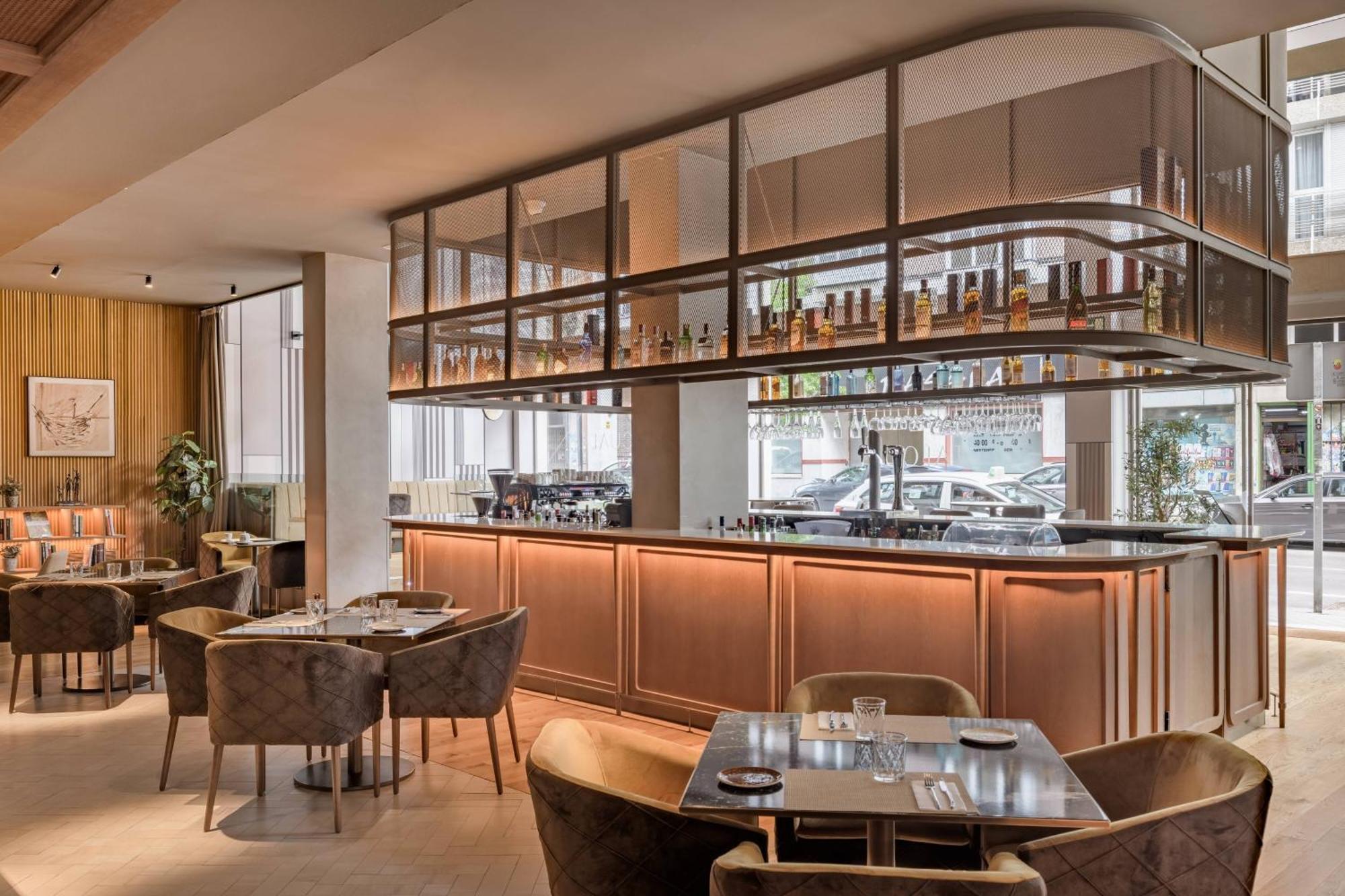 Ac Hotel Avenida De America By Marriott Madrid Bagian luar foto