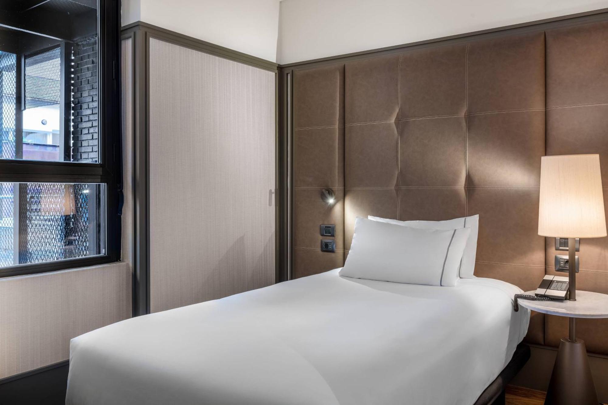 Ac Hotel Avenida De America By Marriott Madrid Bagian luar foto