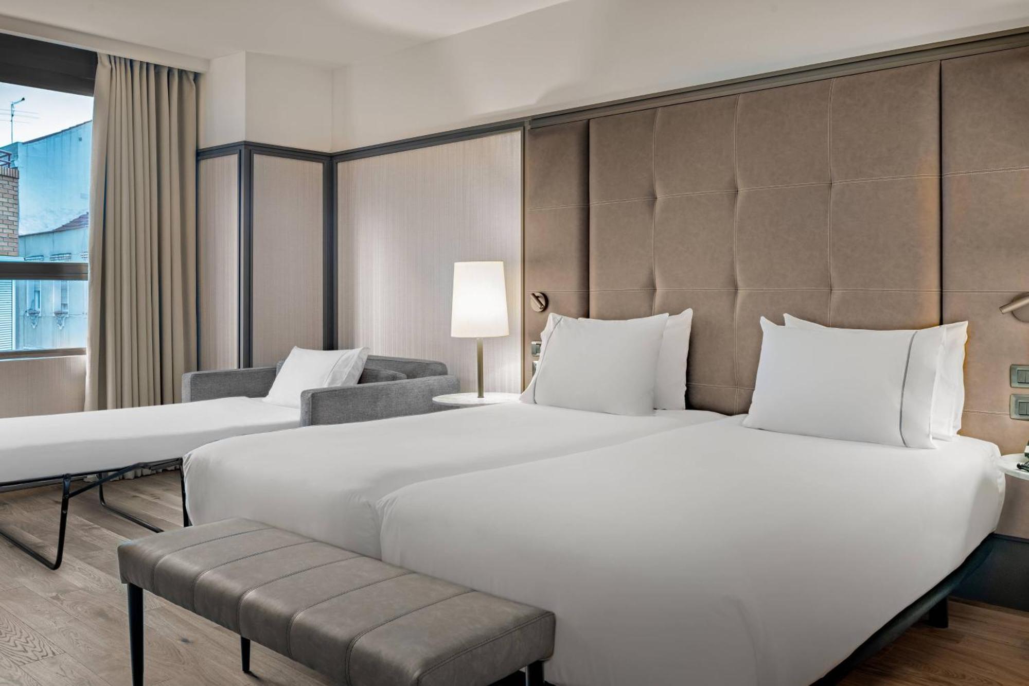 Ac Hotel Avenida De America By Marriott Madrid Bagian luar foto