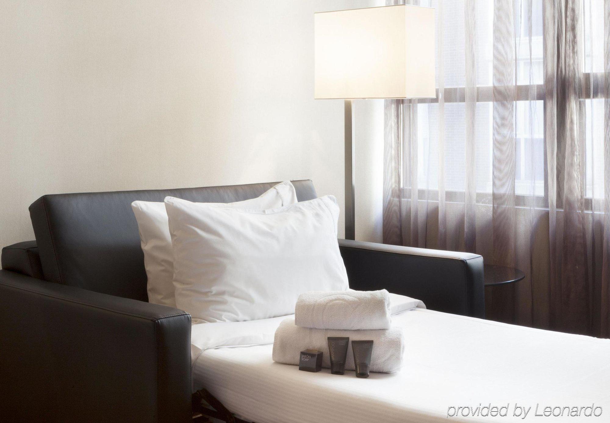Ac Hotel Avenida De America By Marriott Madrid Bagian luar foto